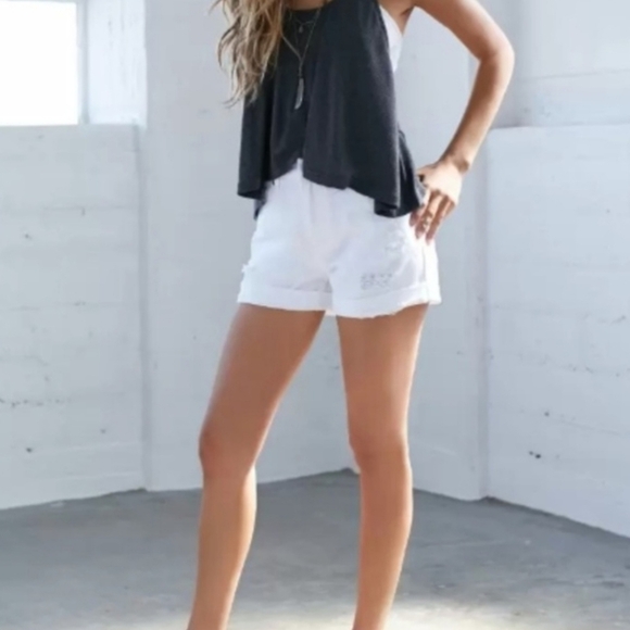 Bullhead White Distressed Raw Hem Cuffed Shorts Size Junior's 5 - Picture 1 of 9